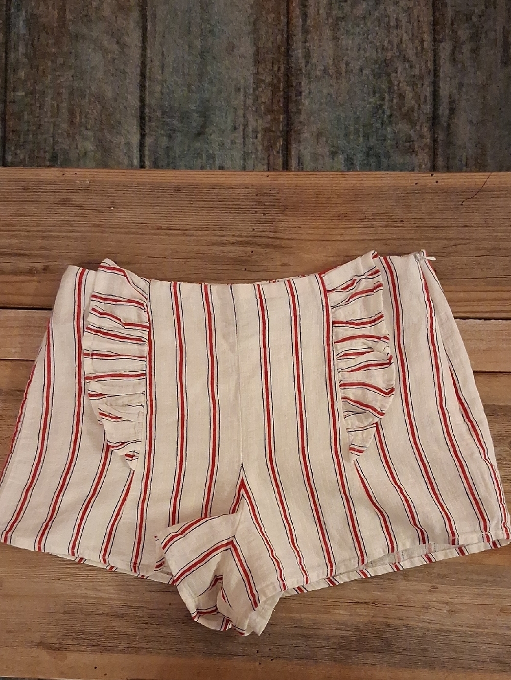 🔥 3 for $25 SALE Forever 21 Cream Shorts Red Stripes & Ruffle Trim. Size Small
